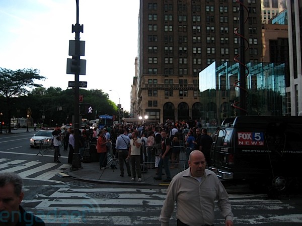 cube05 Cue on the Cube, New York, waiting for the official launching of the iPhone, 2008.